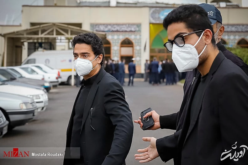 (تصاویر) همسر و فرزندان محمدرضا شجریان در مراسم وداع با پیکر استاد (تصاویر) همسر و فرزندان محمدرضا شجریان در مراسم وداع با پیکر استاد